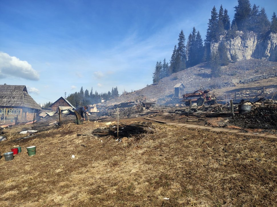 Intervenție dificilă la un incendiu izbucnit în cătunul Fluturica, din comuna Cârlibaba 9123