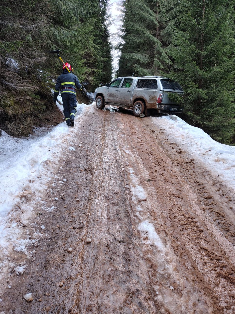 Intervenție dificilă la un incendiu izbucnit în cătunul Fluturica, din comuna Cârlibaba 9131
