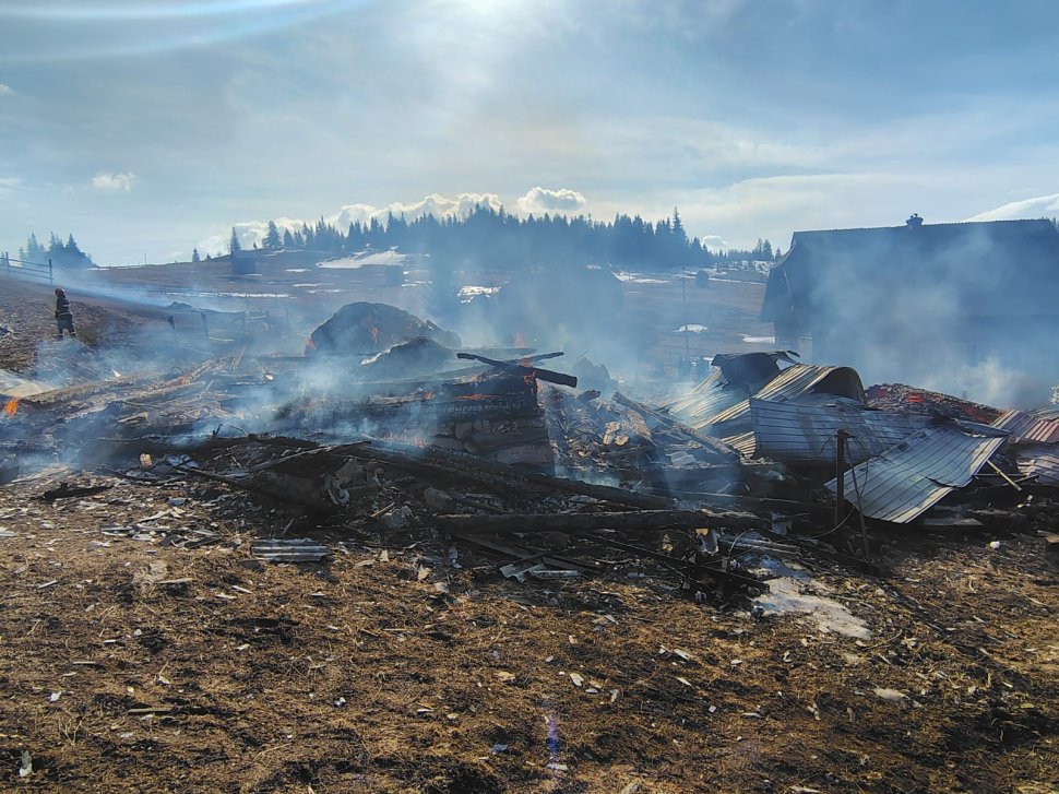 Intervenție dificilă la un incendiu izbucnit în cătunul Fluturica, din comuna Cârlibaba 9135