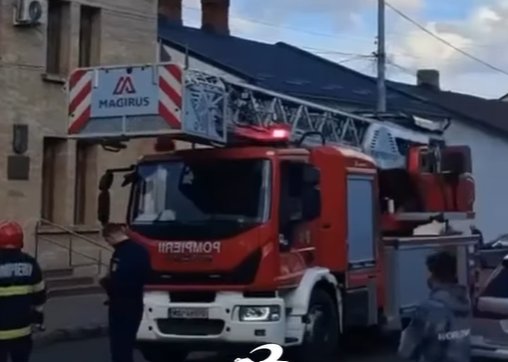 Un bărbat amenință că se aruncă de pe o clădire la Câmpulung Moldovenesc 9193
