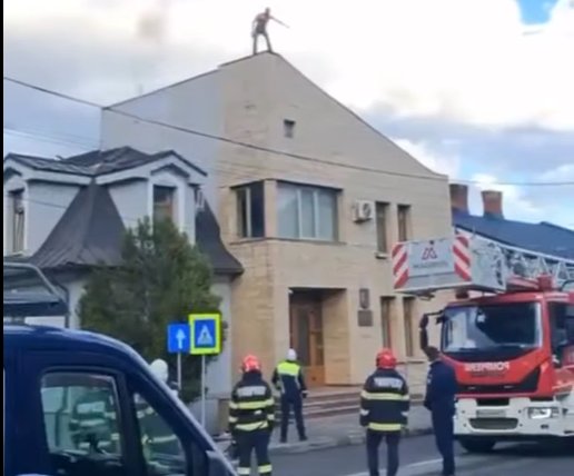 Un bărbat amenință că se aruncă de pe o clădire la Câmpulung Moldovenesc 9194
