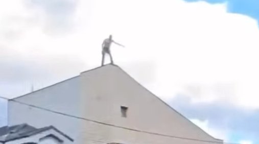 Un bărbat amenință că se aruncă de pe o clădire la Câmpulung Moldovenesc 9195