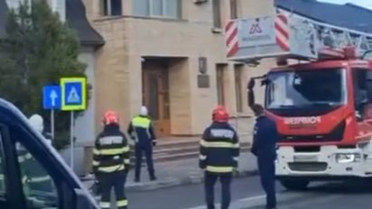 Un bărbat amenință că se aruncă de pe o clădire la Câmpulung Moldovenesc 9196