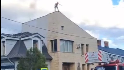 Un bărbat amenință că se aruncă de pe o clădire la Câmpulung Moldovenesc 9197