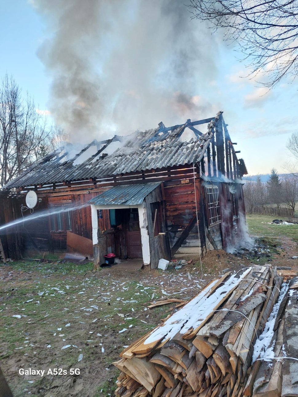 Un bărbat și-a dat foc la casă, la Capu Câmpului 9388