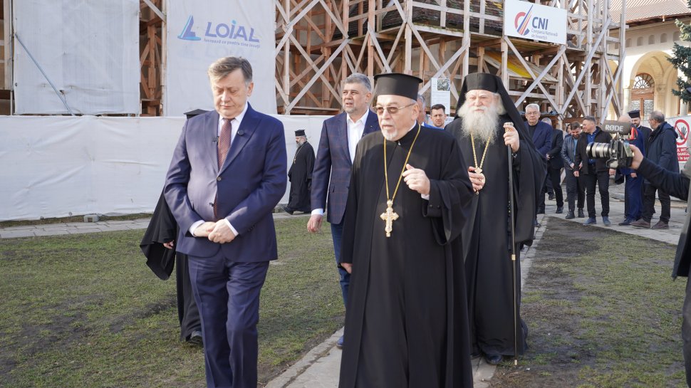 Crin Antonescu a ajuns la Suceava, iar prima oprire a fost la Mănăstirea „Sfântul Ioan cel Nou” de la Suceava 9439