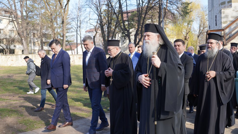 Crin Antonescu a ajuns la Suceava, iar prima oprire a fost la Mănăstirea „Sfântul Ioan cel Nou” de la Suceava 9440