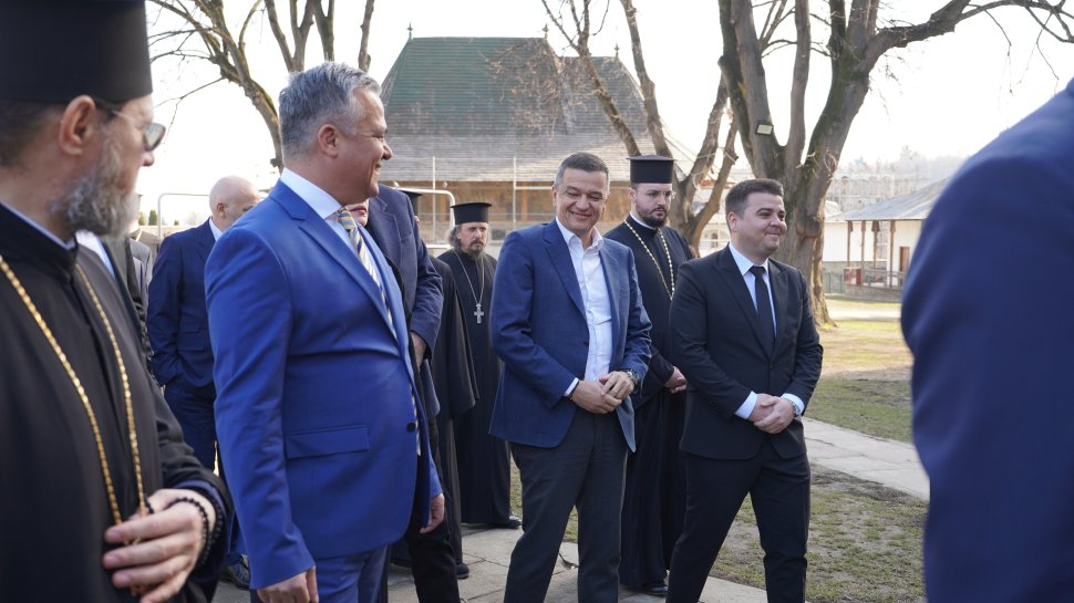 Crin Antonescu a ajuns la Suceava, iar prima oprire a fost la Mănăstirea „Sfântul Ioan cel Nou” de la Suceava 9441