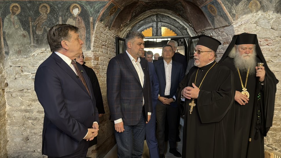 Crin Antonescu a ajuns la Suceava, iar prima oprire a fost la Mănăstirea „Sfântul Ioan cel Nou” de la Suceava 9445