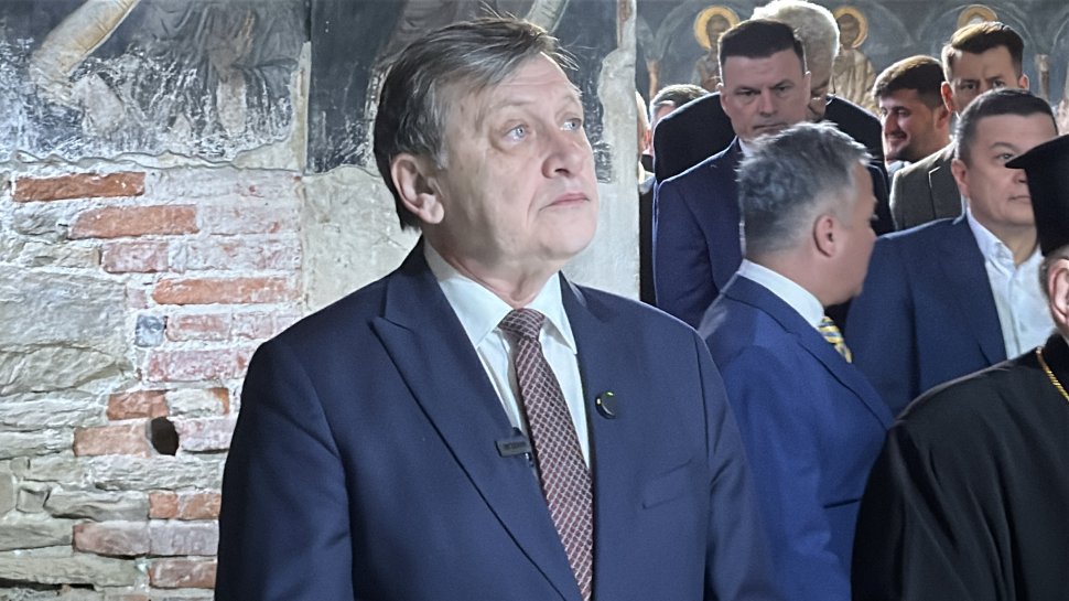 Crin Antonescu a ajuns la Suceava, iar prima oprire a fost la Mănăstirea „Sfântul Ioan cel Nou” de la Suceava 9446