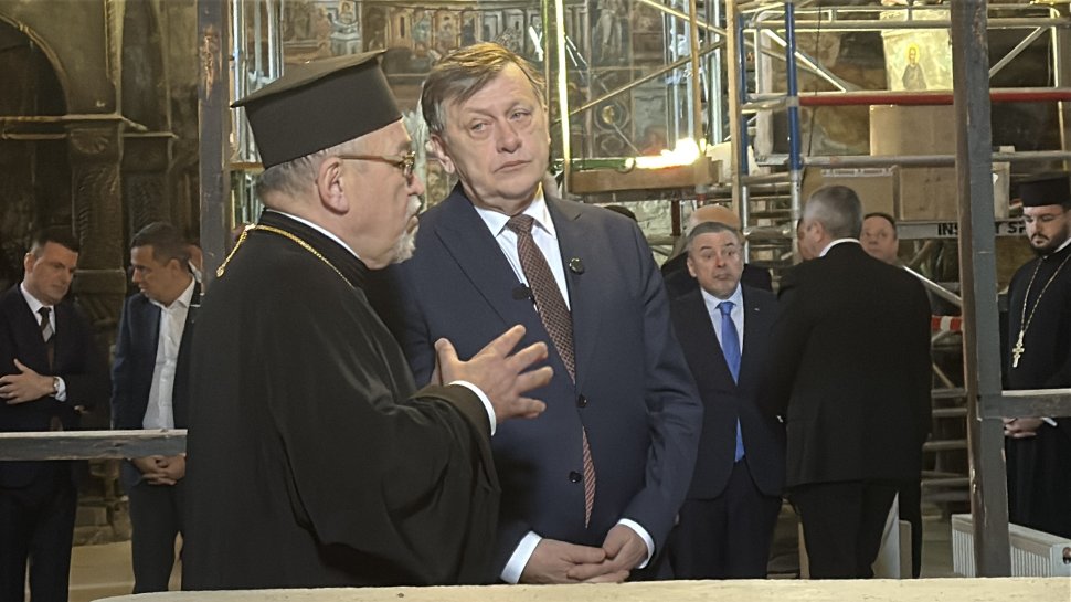 Crin Antonescu a ajuns la Suceava, iar prima oprire a fost la Mănăstirea „Sfântul Ioan cel Nou” de la Suceava 9451