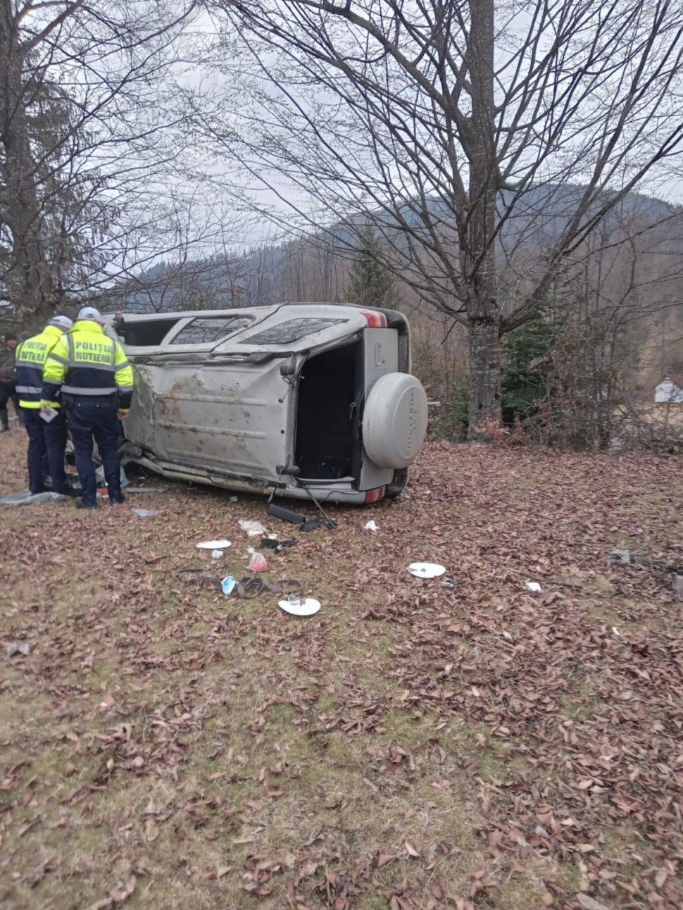 Trei persoane au ajuns la spital, după ce mașina în care se aflau s-a răsturnat  9466