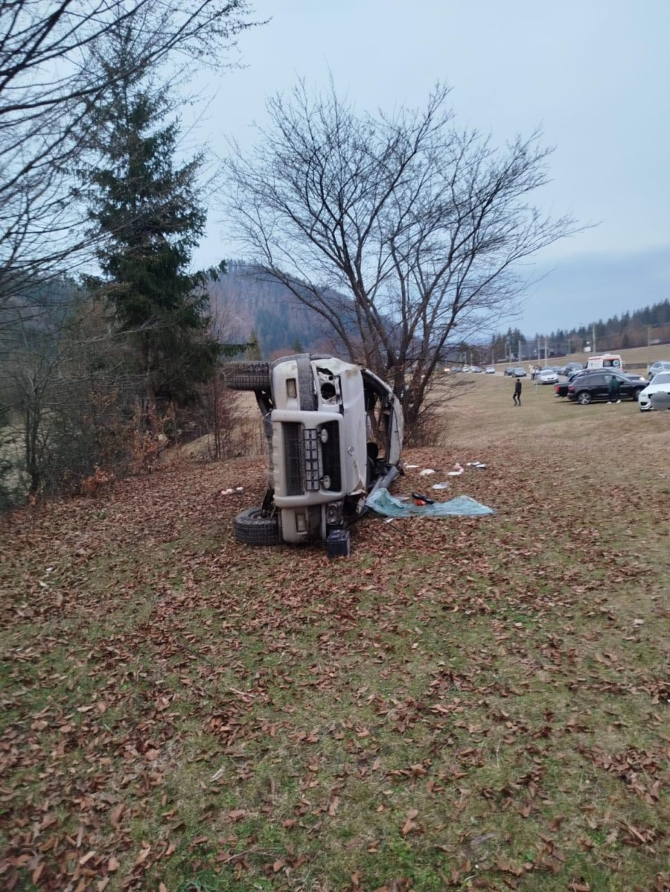 Trei persoane au ajuns la spital, după ce mașina în care se aflau s-a răsturnat  9470