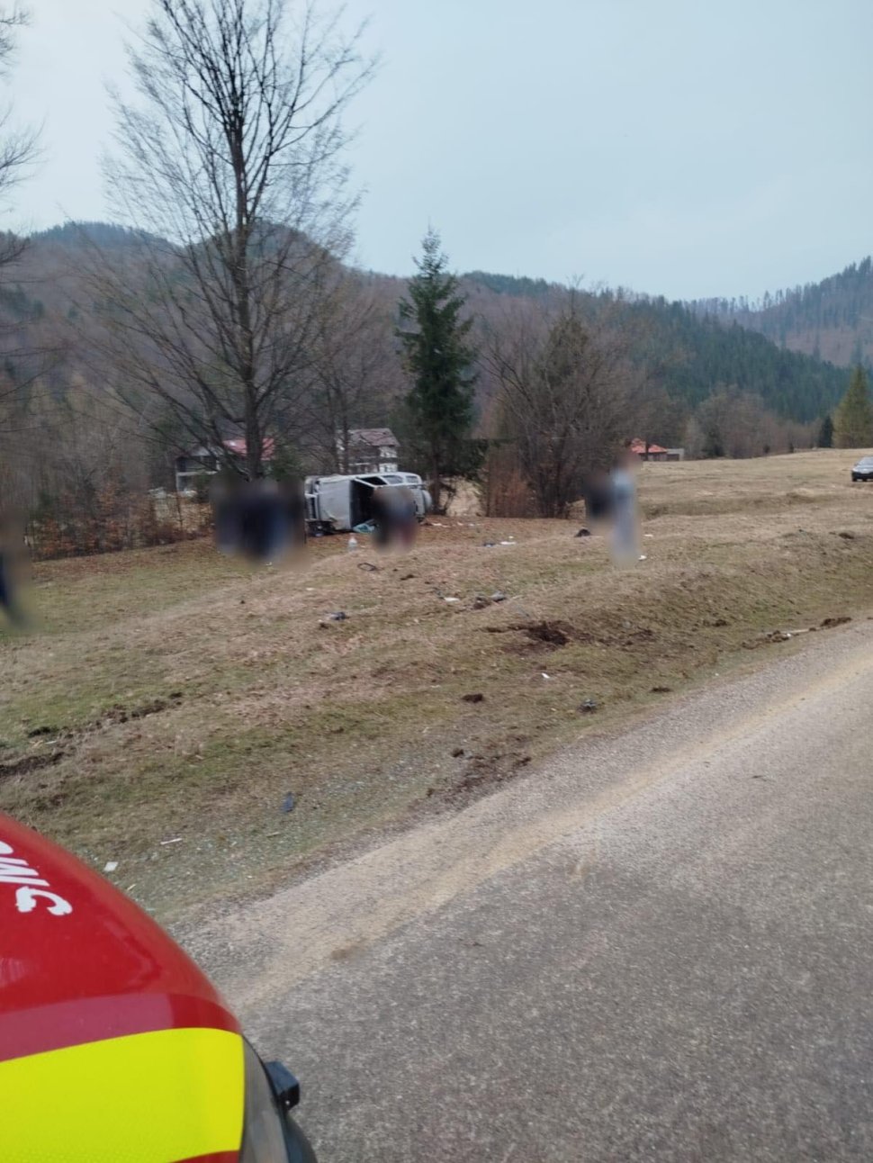 Trei persoane au ajuns la spital, după ce mașina în care se aflau s-a răsturnat  9471