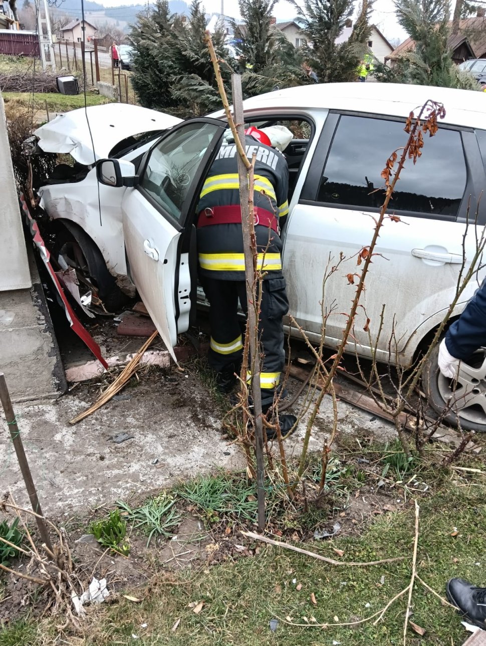 Autoturism ieșit în afara părții carosabile, pe raza localității Prisaca Dornei, comuna Vama 9518