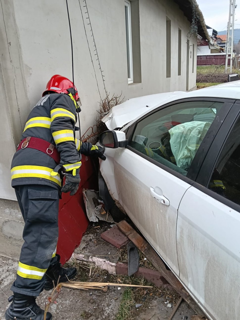 Autoturism ieșit în afara părții carosabile, pe raza localității Prisaca Dornei, comuna Vama 9519