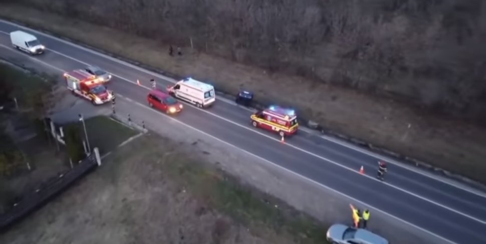 Mașină răsturnată pe cupola, într-un șanț din Bunești 9552