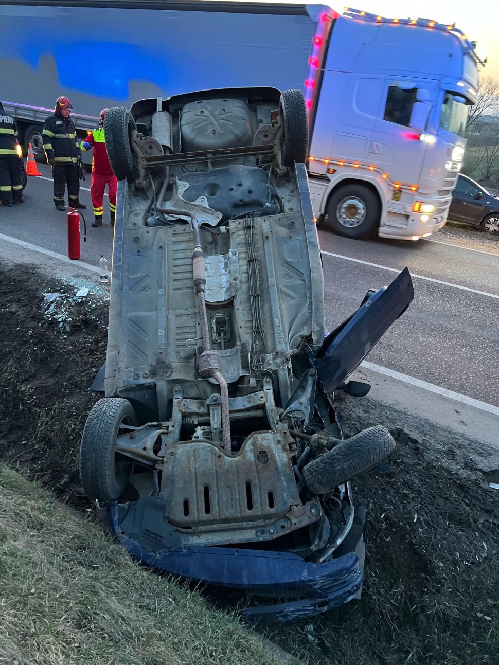 Mașină răsturnată pe cupola, într-un șanț din Bunești 9553