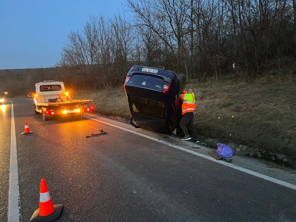 Mașină răsturnată pe cupola, într-un șanț din Bunești 9554