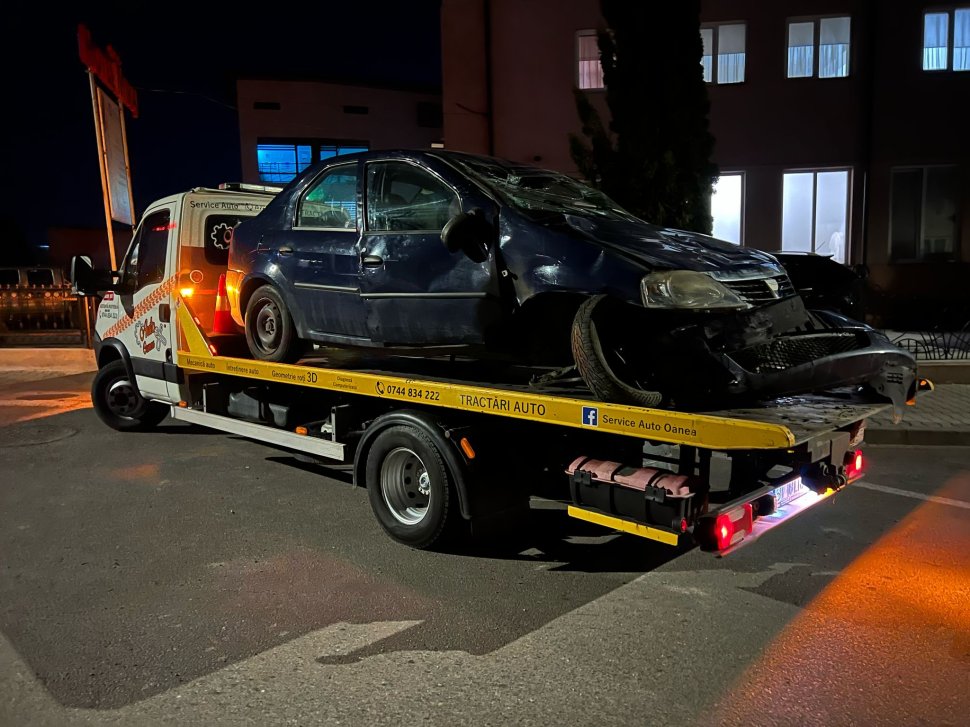 Mașină răsturnată pe cupola, într-un șanț din Bunești 9556