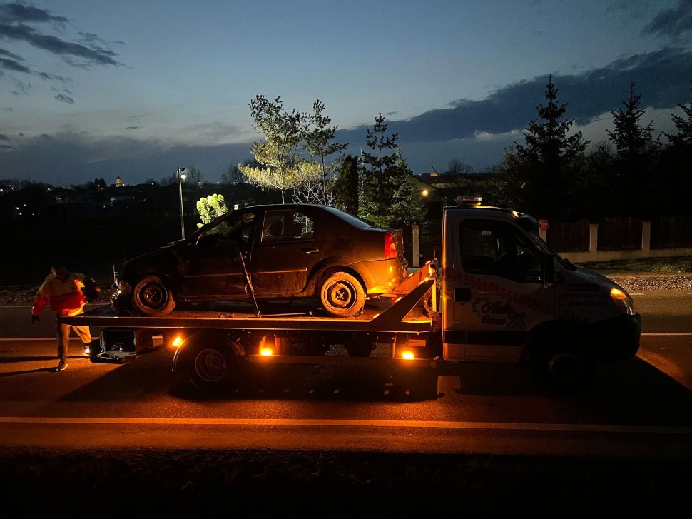 Mașină răsturnată pe cupola, într-un șanț din Bunești 9558