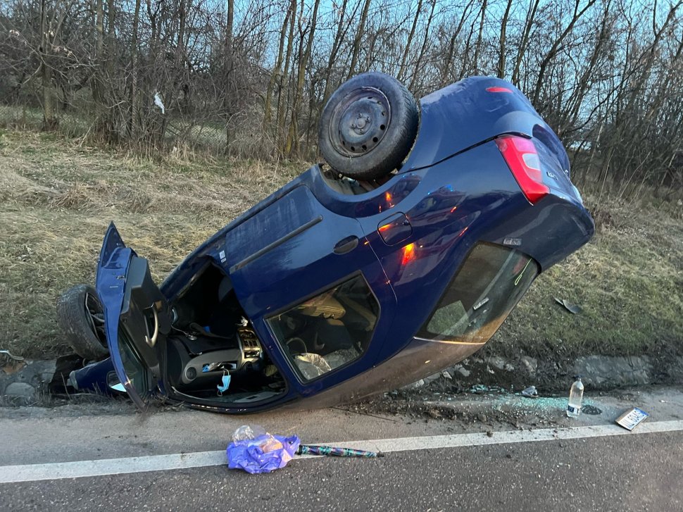 Mașină răsturnată pe cupola, într-un șanț din Bunești 9559