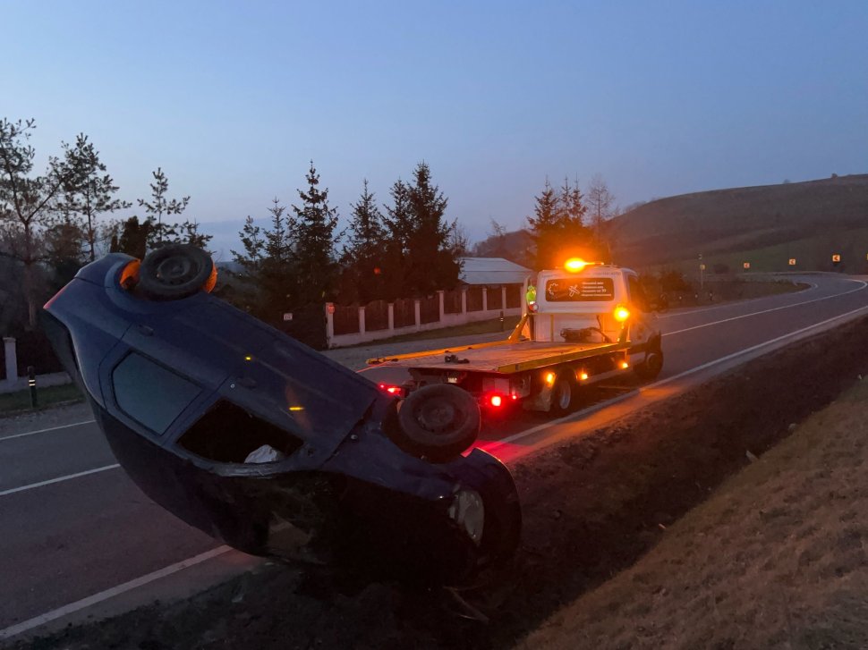 Mașină răsturnată pe cupola, într-un șanț din Bunești 9560