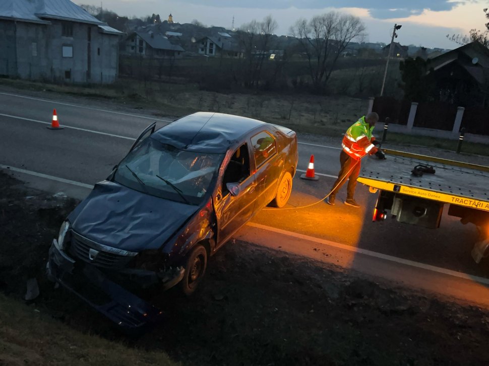 Mașină răsturnată pe cupola, într-un șanț din Bunești 9561