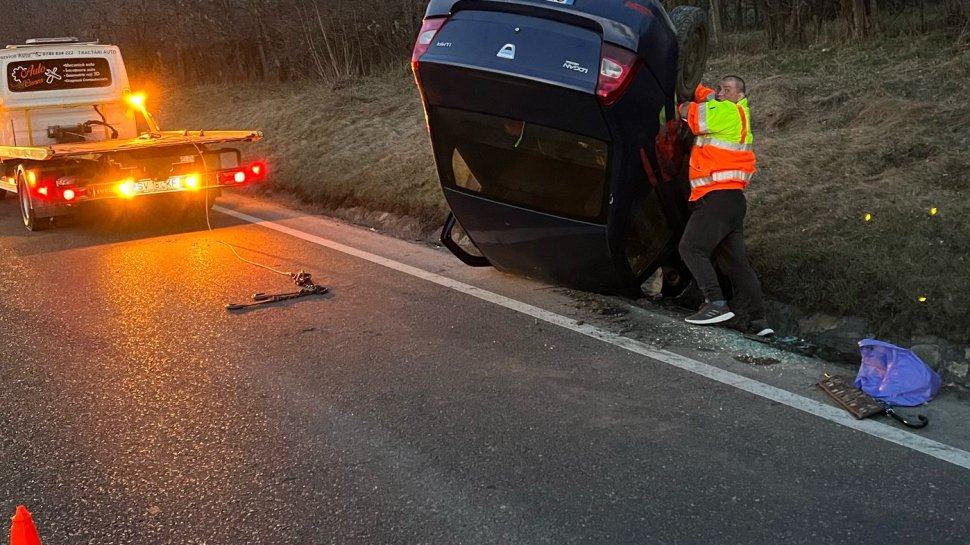 Mașină răsturnată pe cupola, într-un șanț din Bunești 9564