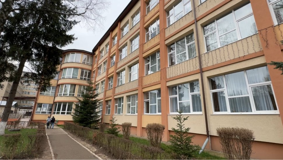 Sute de elevi au susținut luni simularea examenului de bacalaureat 9542