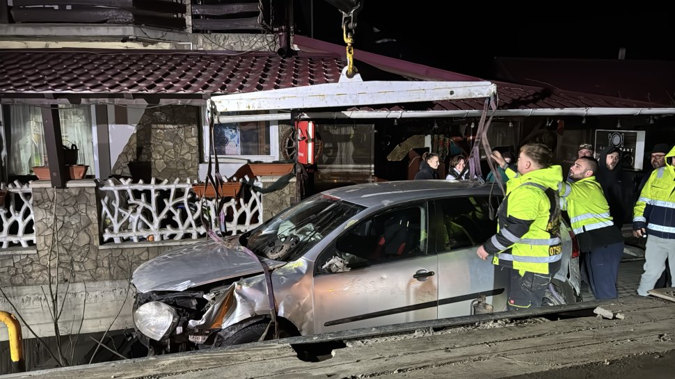 Trei persoane au scăpat tefere, ca prin minune, după ce au ajuns cu mașina într-un șanț 9486