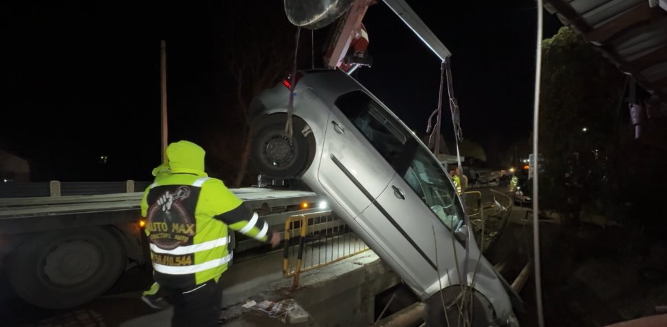 Trei persoane au scăpat tefere, ca prin minune, după ce au ajuns cu mașina într-un șanț 9488