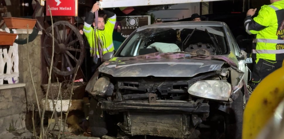 Trei persoane au scăpat tefere, ca prin minune, după ce au ajuns cu mașina într-un șanț 9489