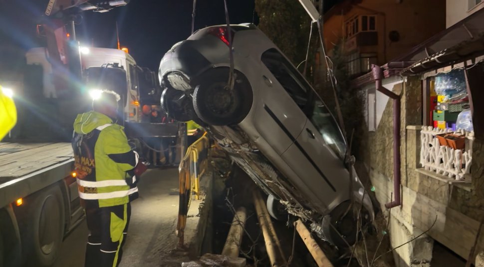 Trei persoane au scăpat tefere, ca prin minune, după ce au ajuns cu mașina într-un șanț 9490