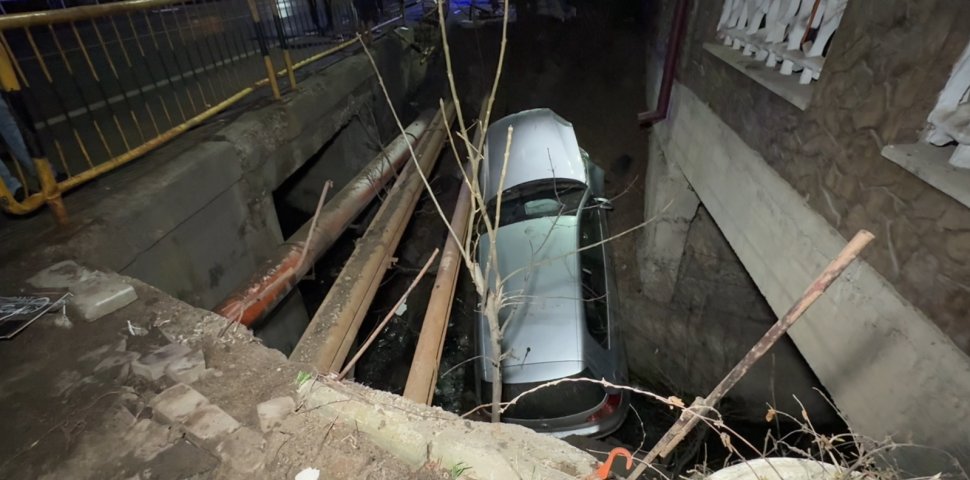 Trei persoane au scăpat tefere, ca prin minune, după ce au ajuns cu mașina într-un șanț 9492