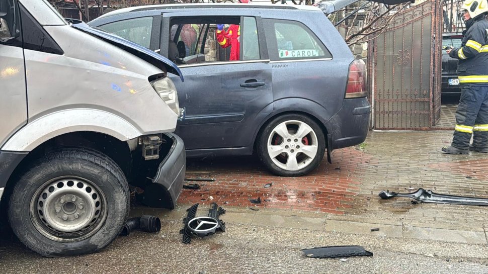 10 persoane implicate într-un accident produs între un microbuz și o mașină, la Fălticeni  9729