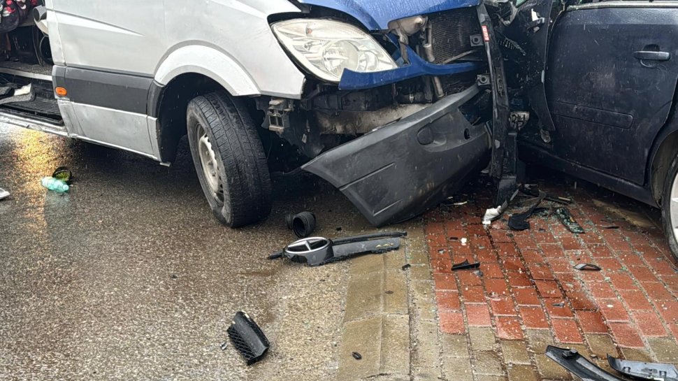 10 persoane implicate într-un accident produs între un microbuz și o mașină, la Fălticeni  9730