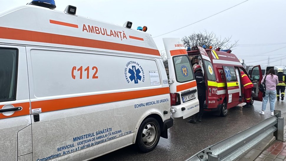 10 persoane implicate într-un accident produs între un microbuz și o mașină, la Fălticeni  9731