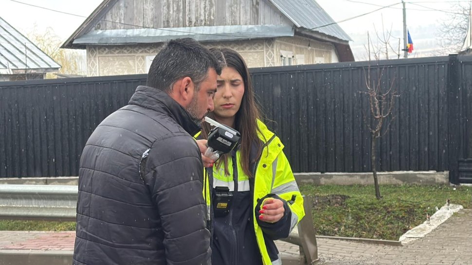 10 persoane implicate într-un accident produs între un microbuz și o mașină, la Fălticeni  9732