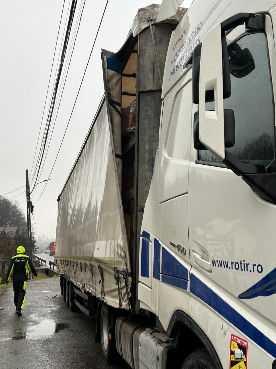 Impact frontal cu un tir, pe un drum din Vama  9737