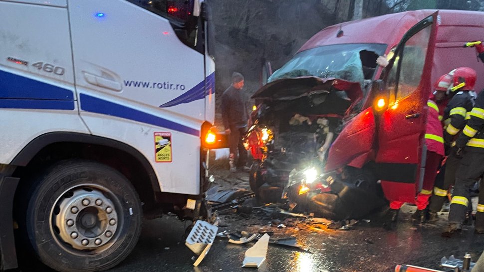 Impact frontal cu un tir, pe un drum din Vama  9749