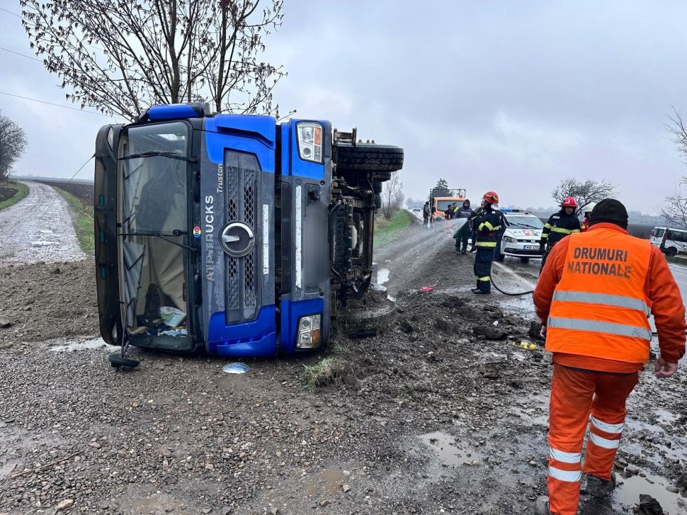 Un camion cu pietriș s-a răsturnat la Siret 9803