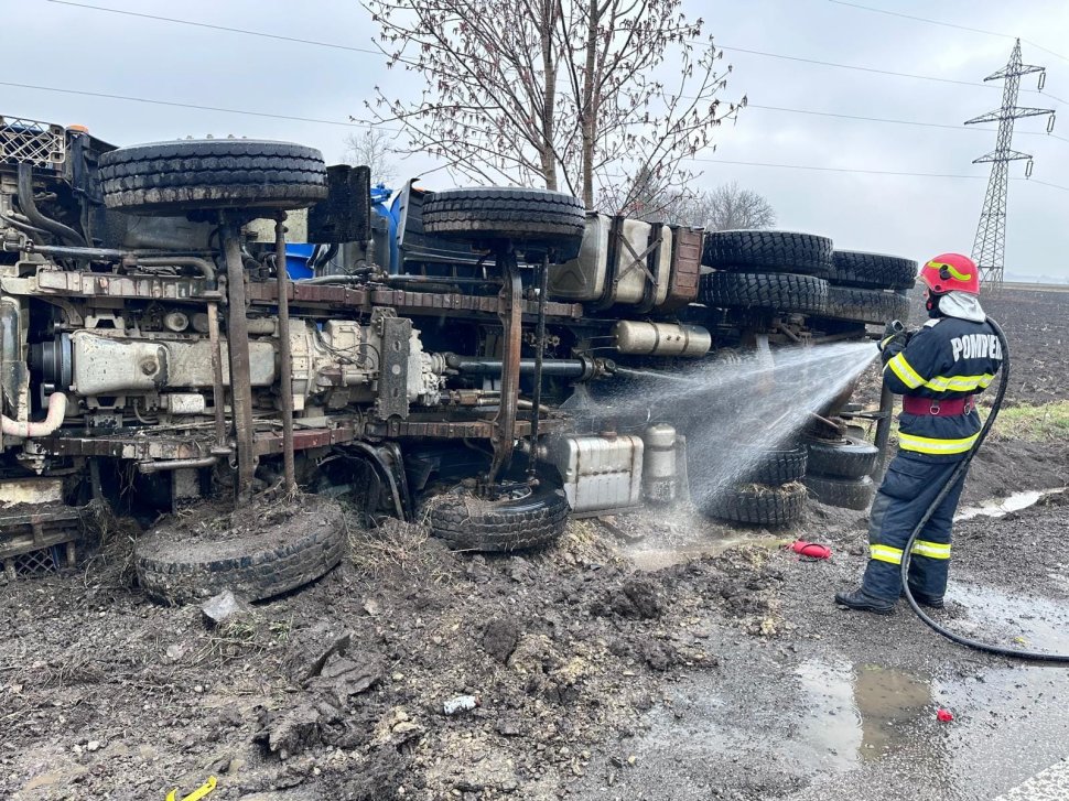 Un camion cu pietriș s-a răsturnat la Siret 9804