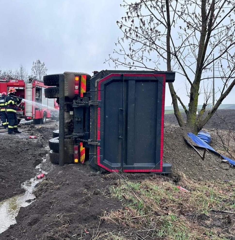 Un camion cu pietriș s-a răsturnat la Siret 9805