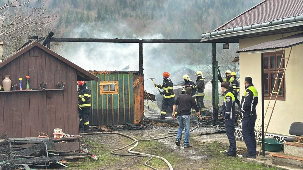Flăcări izbucnite în gospodăria unui vârstnic din Mălini 9837