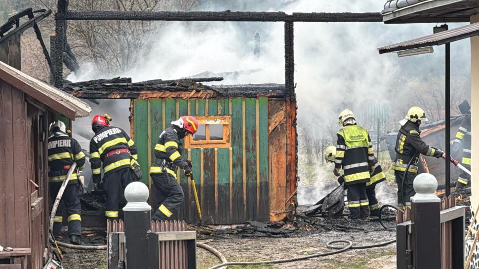Flăcări izbucnite în gospodăria unui vârstnic din Mălini 9838