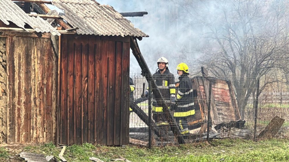 Flăcări izbucnite în gospodăria unui vârstnic din Mălini 9840
