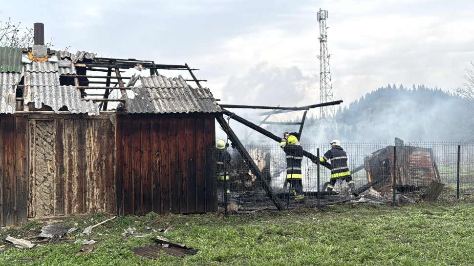 Flăcări izbucnite în gospodăria unui vârstnic din Mălini 9841