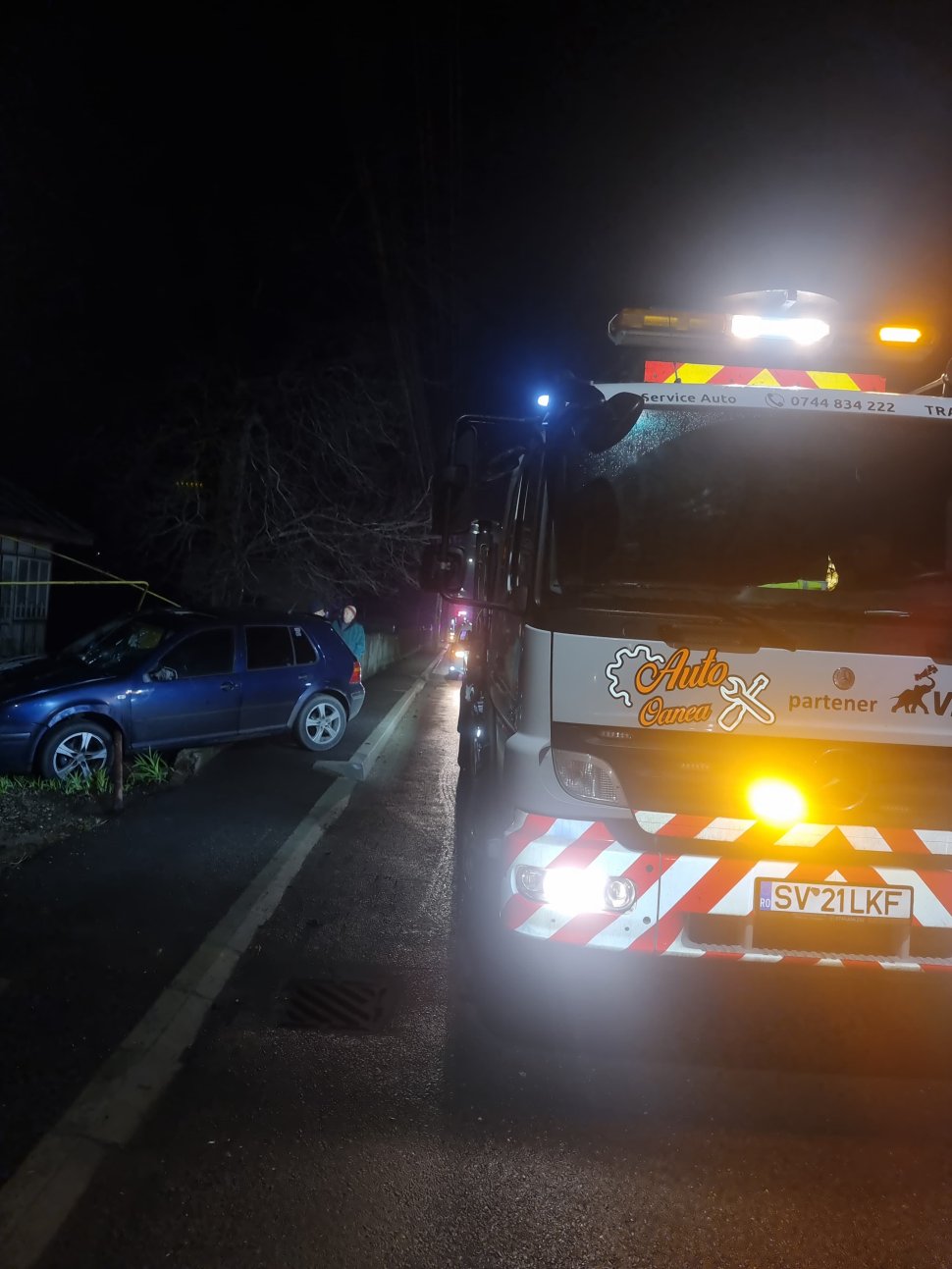 Autoturism scăpat de sub control, proiectat în curtea unor fălticeneni 9848