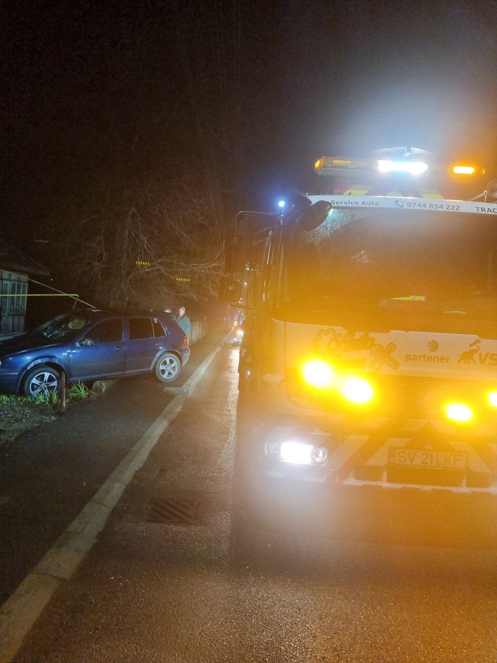 Autoturism scăpat de sub control, proiectat în curtea unor fălticeneni 9849